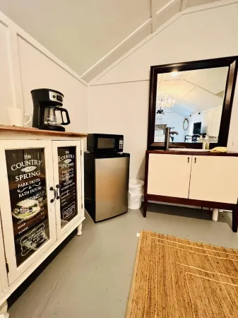 Cute Cabin, Private Hot Tub, Queen Bed, Small Town, 4 Miles to Ratcliff Lake Отели в г. Кеннард