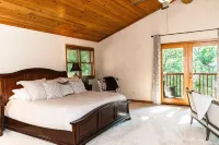 Lake Hamilton Lakefront Log Home - as seen in 'Travel & Leisure' Magazine Hotels in 