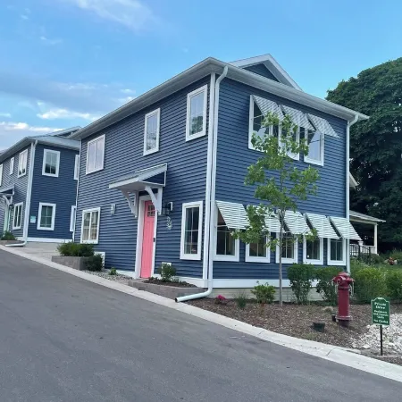 Riverwalk 100 on Pine Rivertownhome with gourmet kitchen~2 BR can sleep 8.