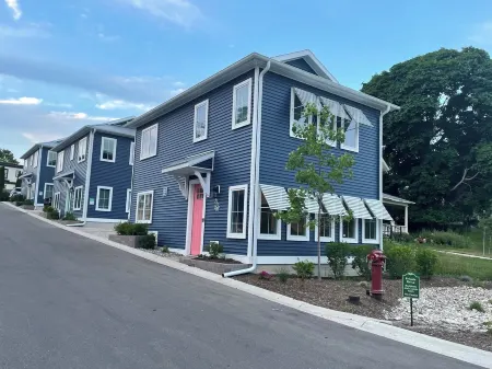 Riverwalk 100 on Pine Rivertownhome with gourmet kitchen~2 BR can sleep 8.