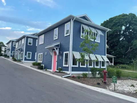 Riverwalk 100 on Pine Rivertownhome with gourmet kitchen~2 BR can sleep 8.