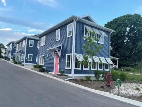 Riverwalk 100 on Pine Rivertownhome with gourmet kitchen~2 BR can sleep 8. Các khách sạn ở Charlevoix County