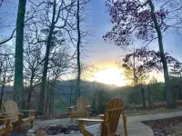 Mountaintop View 1.5 miles from downtown. Hot Tub, WiFi, Fireplace