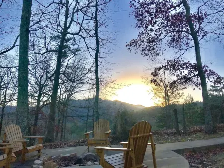 Mountaintop View 1.5 miles from downtown. Hot Tub, WiFi, Fireplace