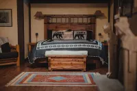 North Cascades Getaway – Off-Grid Riverside Cabin with Wood-Fired Hot Tub