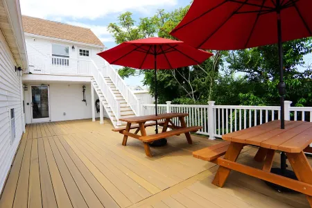 Modern Comfy Beach Getaway with Deck and Parking -- 604 #4