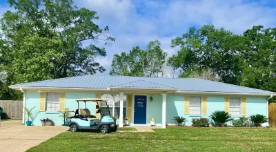 Mermaid Dreams: Spacious 3 bedroom - three bath w/ pool in golf cart district!!