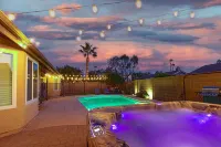 King Bed - Downtown Gilbert - Hot Tub, Pool, Entertainment, Arcades + Projector!