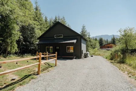Mt Rainier Retreat-Views, Hot tub, EV, Heated deck