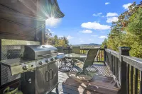 STUNNING mountain views facing sunset, hot tub, 3 king bedrooms + attached baths