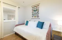 Adorable Guest House near KU Campus Hotel dekat Gertrude Sellards Pearson