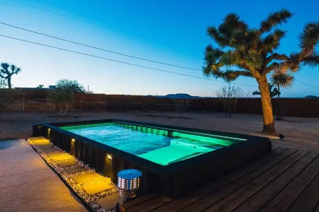 Casa Demesne + Container Pool + 10 Min to Joshua Tree National Park + Fire pit