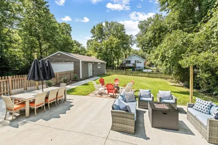 Spacious & Cozy near Downtown ~ HotTub ~ Game Room