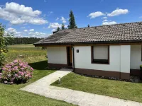 Holiday house in the quietly located holiday park Tennenbronn 施拉姆貝格酒店