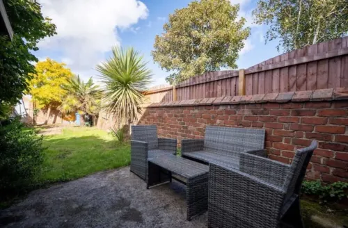 Spacious, sleeps 8, dog friendly, safe garden