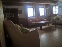 Former farmhouse in a quiet outskirts. Pets are welcome. Hotel a Aichhalden