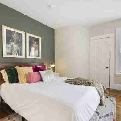 Artful Escape • Minutes to Salem, Beach and Train to Boston • Private Parking Rooms