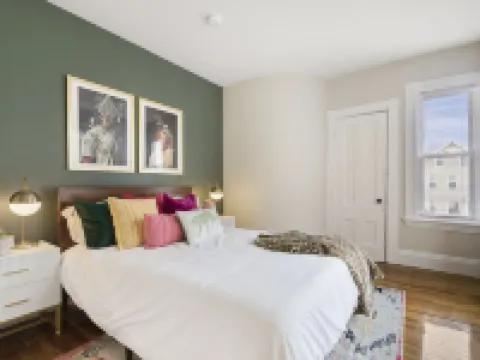 Artful Escape • Minutes to Salem, Beach and Train to Boston • Private Parking ビバリーのホテル