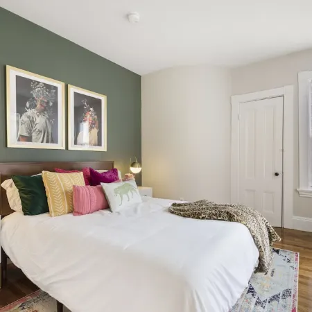 Artful Escape • Minutes to Salem, Beach and Train to Boston • Private Parking