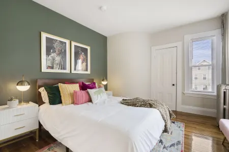 Artful Escape • Minutes to Salem, Beach and Train to Boston • Private Parking