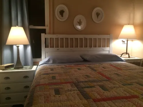 Pet-Friendly Charmer On Dam Lake With Air-Conditioning!