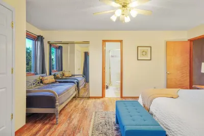 Private Arcade, Mountain Views, Hot tub, Fire Pit Hotels near Men's Wearhouse