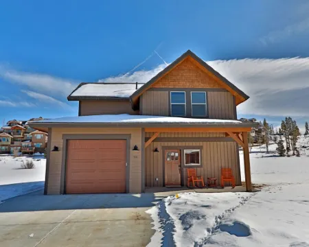 Have Fun/Relax in a Gorgeous Mountain Home, Well Equipped, Great Location フレイザーのホテル