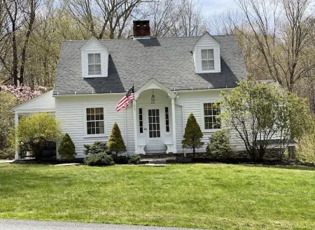 Cozy in the hills of Cape Litchfield Отели рядом с достопримечательностью «Tapping Reeve House and Law School»