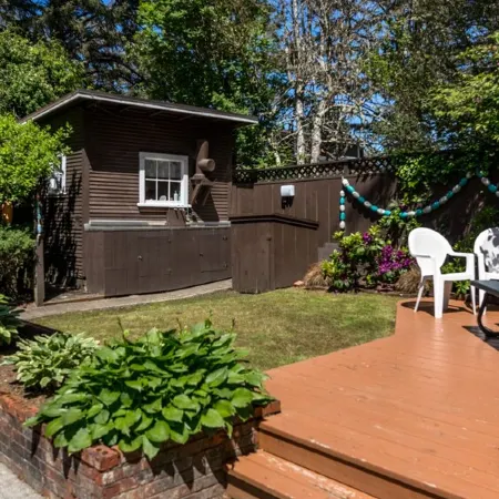Short walk to beach, fully equipped home, WiFi, & quiet neighborhood!