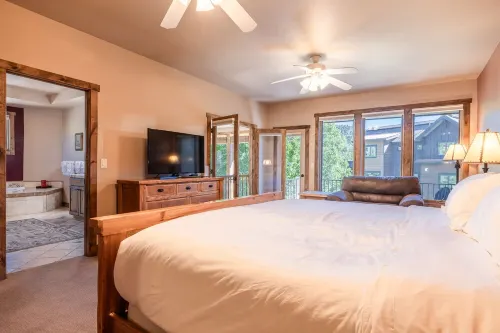 Large Luxury Home w/ Private Hot Tub / Garage