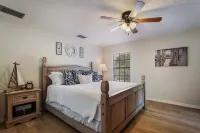 6BR gem! Sleeps 15+ Heated Pool, putting green, Theater Room, Close to AMI