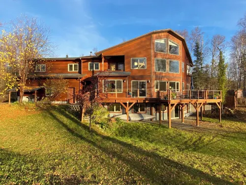 Upscale 3-bedroom lakefront house in Talkeetna