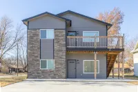 3Br Furnished Near McConnell AFB & Spirit Fast Wi‑Fi & Parking 위치타 호텔