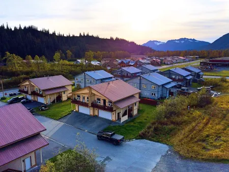 Sauna - Heated Garage - Great Location - Mountain Views - Quiet Neighborhood