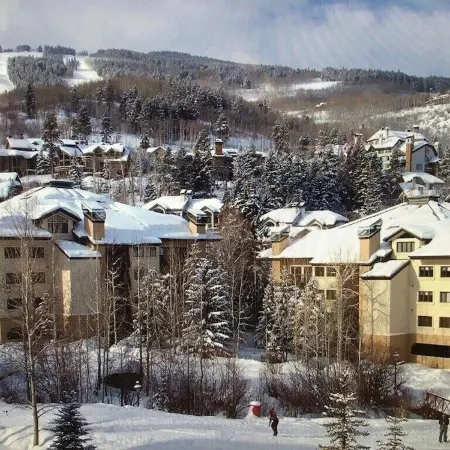 Spacious 3-bedroom penthouse condo, walk or ski to lifts, village and hot tub!