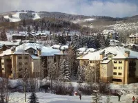 Spacious 3-bedroom penthouse condo, walk or ski to lifts, village and hot tub! Hotels in 
