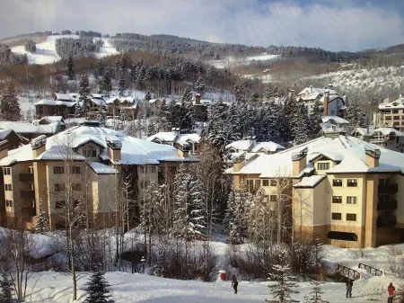 Spacious 3-bedroom penthouse condo, walk or ski to lifts, village and hot tub!
