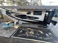 Cozy Pet-Friendly RV with Spectrum TV, WiFi,  AC in charming Zephyrhills, Fl