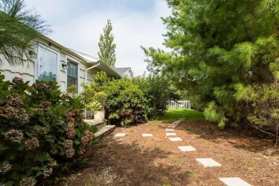 Entire House in Southampton Village, Pool, 2 Fireplaces, Walk Everywhere, Pets! Hôtels à proximité de : Cooper's Beach