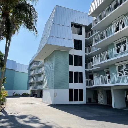 La Brisa - Ocean Views Across from Smathers Beach
