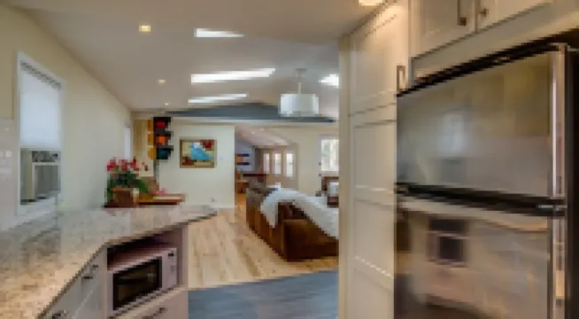 Gorgeous New Canyon Cottage steps to 5 star Broadmoor and limitless trail system