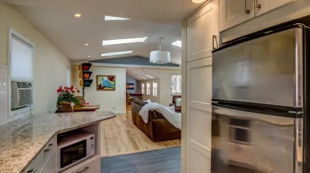 Gorgeous New Canyon Cottage steps to 5 star Broadmoor and limitless trail system