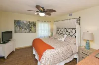 Discounted monthly stays, pet friendly, 5 min to town, deck with marsh view