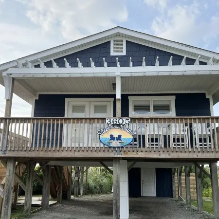 Waterfront Soundside Cottage with Private Dock - Steps to the Beach! Sleeps 4.