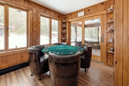 The Cabin at Deep Hollow Отели в г. Тастен