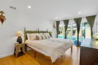 Villa La Verde -Remodeled 4BR Villa, Pool & Guesthouse in Los Angeles Hotels near Warner Center Park