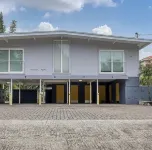 1st floor apt B. 1 mile from waterfront and downtown. Just 2 miles from beach!