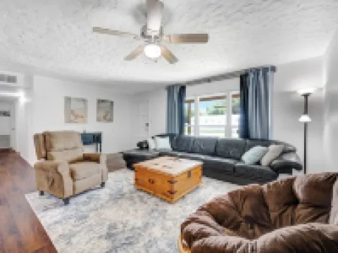 4/2 pool home. Close to Cocoa Village, USSSA, Kennedy Space Center, Cocoa Beach Hotels in Rockledge