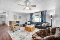 4/2 pool home. Close to Cocoa Village, USSSA, Kennedy Space Center, Cocoa Beach Hotels in Rockledge