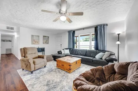 4/2 pool home. Close to Cocoa Village, USSSA, Kennedy Space Center, Cocoa Beach